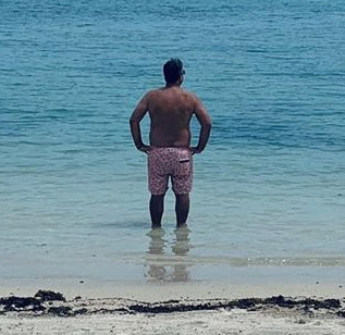  To get her own back on the Aussie chef, she caught him in the crystal clear sea