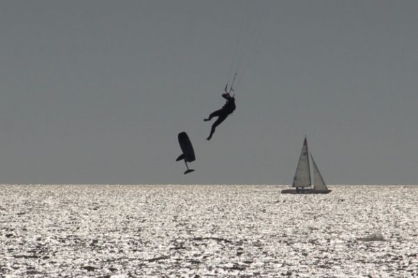 Kiteboarding Off Leadbetter Beach | Photo of the Day – Noozhawk