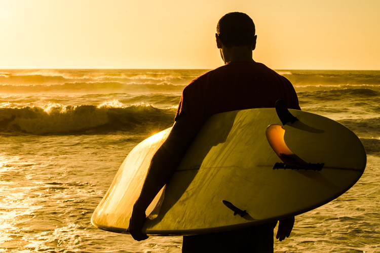 Surfers: a relaxed lifestyle, in and out of the water | Photo: Shutterstock