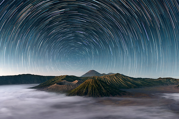 Elia Locardi stars dance above Mt Bromo