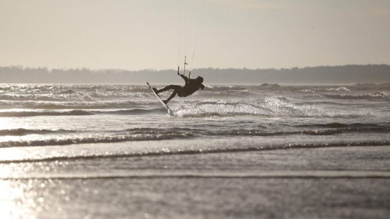 Three hardy Mainers ignore the cold to kitesurf in winter – Press Herald