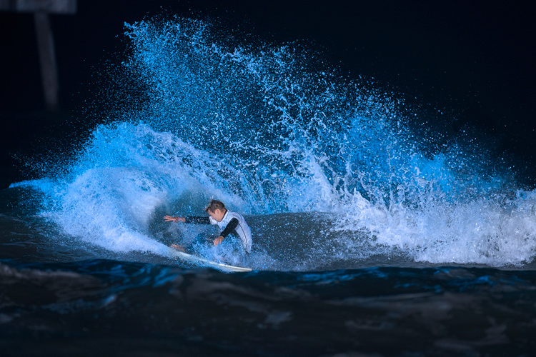 Night surfing: plan your session when there is a full or close to full moon | Photo: Red Bull