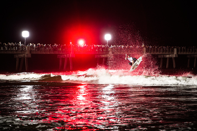 Night surfer: nothing in life is without risk | Photo: Red Bull
