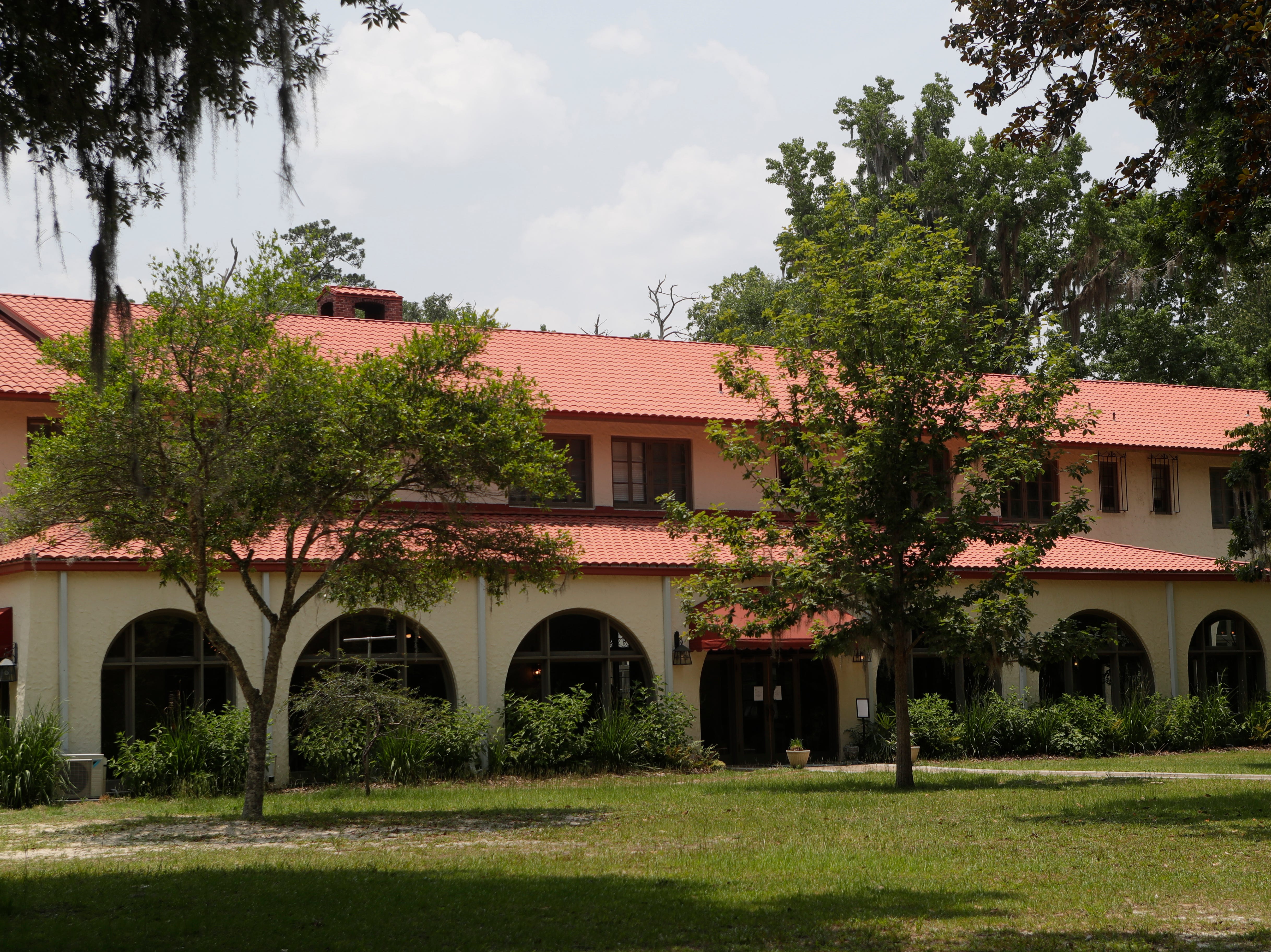 The Wakulla Springs Lodge was built in 1937. Its interior holds 27 guest rooms, a gift shop and restaurant. Weddings, family reunions and other events are held inside. 