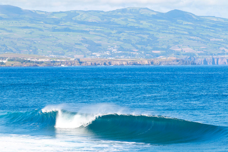 A-frame waves: the Azores have beach breaks for all tastes | Photo: Poullenot/WSL
