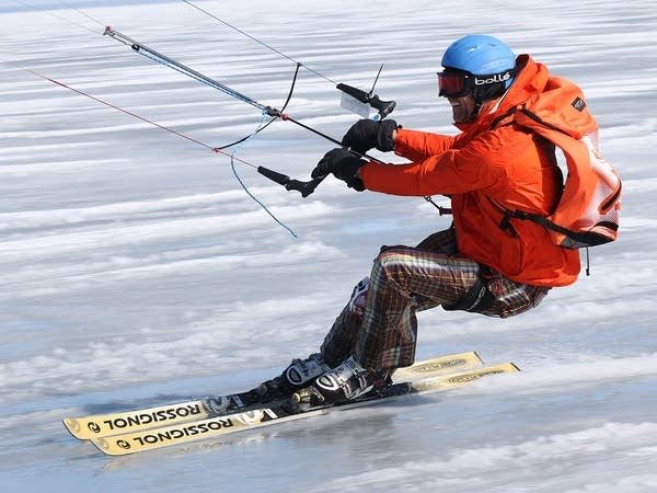 On skis and snowboards, powered by wind, racers cross frozen Mille Lacs Lake – Minnesota Public Radio News