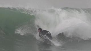 Raw sewage at Porthleven beach ‘making surfers ill’ – BBC News