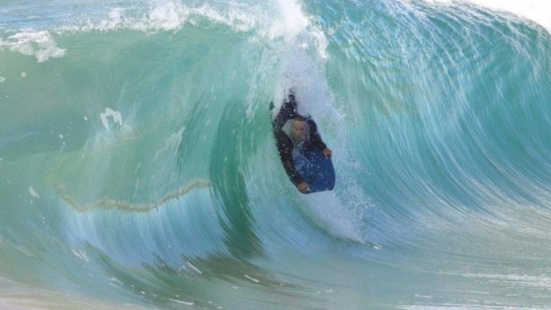 Surfer’s 70-second knockout and rescue captured on camera at Knights Beach – ABC News