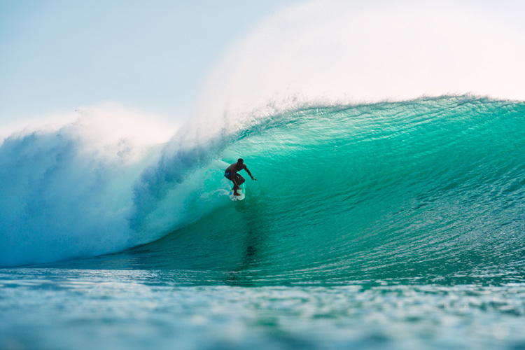 Surfing Padang Padang: it's all about positioning and a good take-off | Photo: Shutterstock