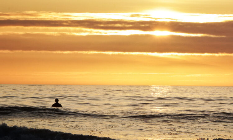Surf photography: an unusual and heartfelt beach life story – SurferToday