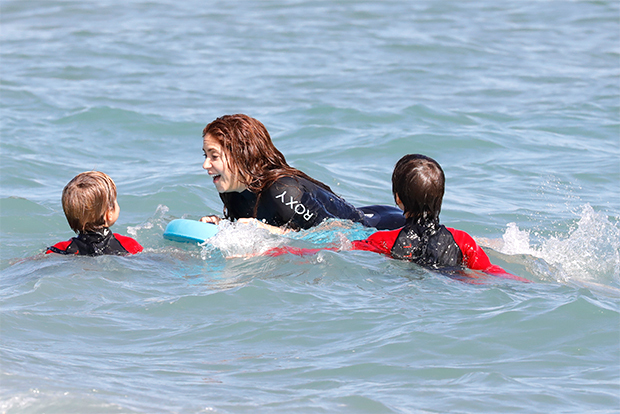 Jennifer Garner, Shakira & More Bond With Their Kids While Body-Boarding At The Beach — Pics – HollywoodLife