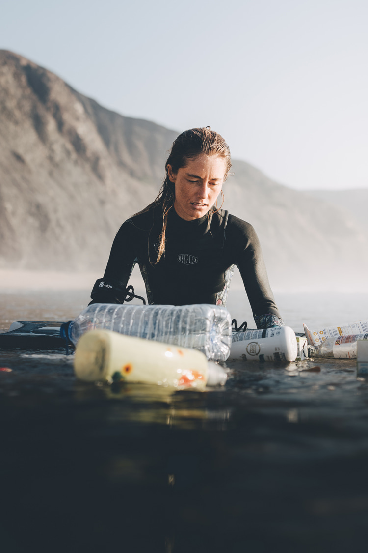 Plastic beach: Joana Schenker is raising awareness about ocean sustainability and maritime pollution | Photo: Micael Veras dos Santos