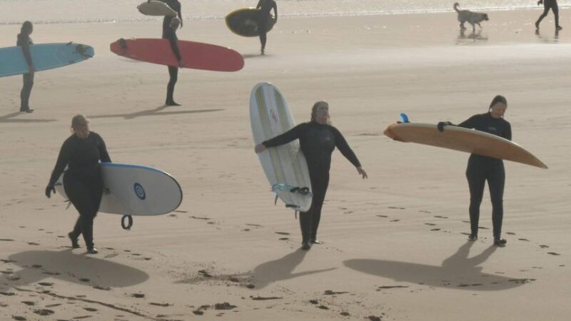 Hemsworth brothers inspire Tasmanian surfer girls’ board names, but Layne Beachley still their hero – ABC News