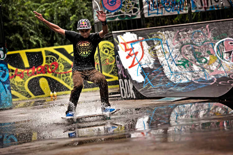 Frontside powerslide: one of the most common ways of stopping on skateboard | Photo: Red Bull