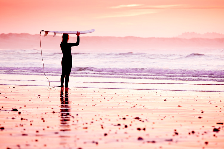 Surfer: someone who will always look out at sea with a wave riding perspective | Photo: Shutterstock