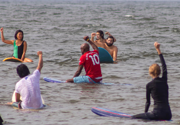 NYC surfers paddle 13 blocks to host floating memorial service in honor of Breonna Taylor – CBS News