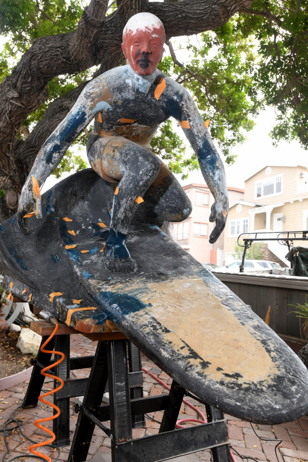 Original statue of a surfing Tim Kelly gets a head during 15-year restoration project – The Daily Breeze