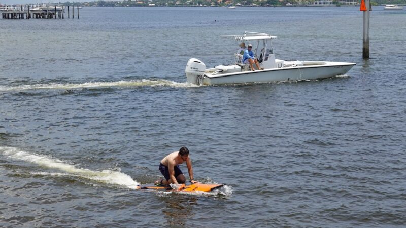 Surfing on lightning: test riding the YuJet electric surfboard, wipeouts and all! – Electrek.co