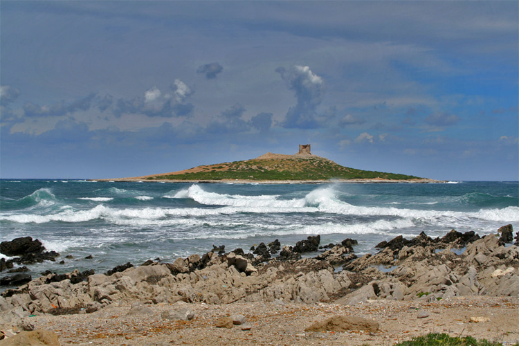 Isola delle Femmine: an Italian beach break perfect for longboard surfing | Photo: Creative Commons