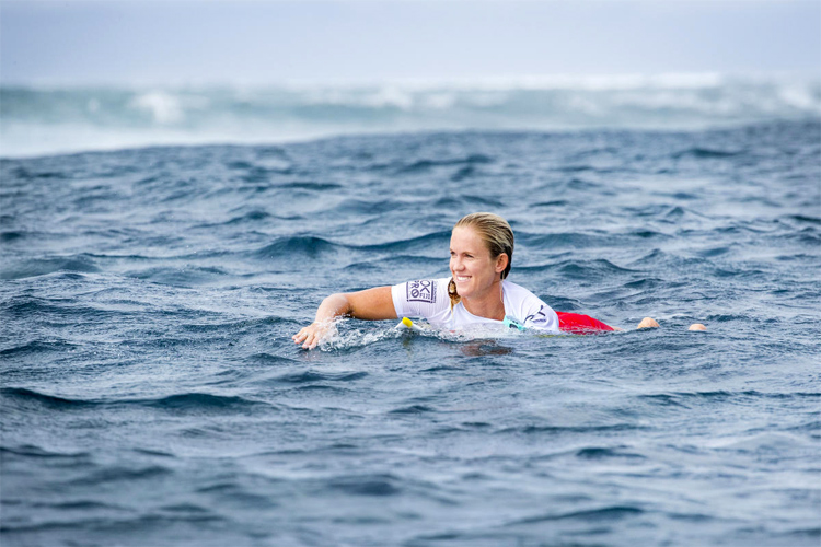 Bethany Hamilton: the Hawaiian uses a custum-made surfboard equipped with a handle | Photo: WSL