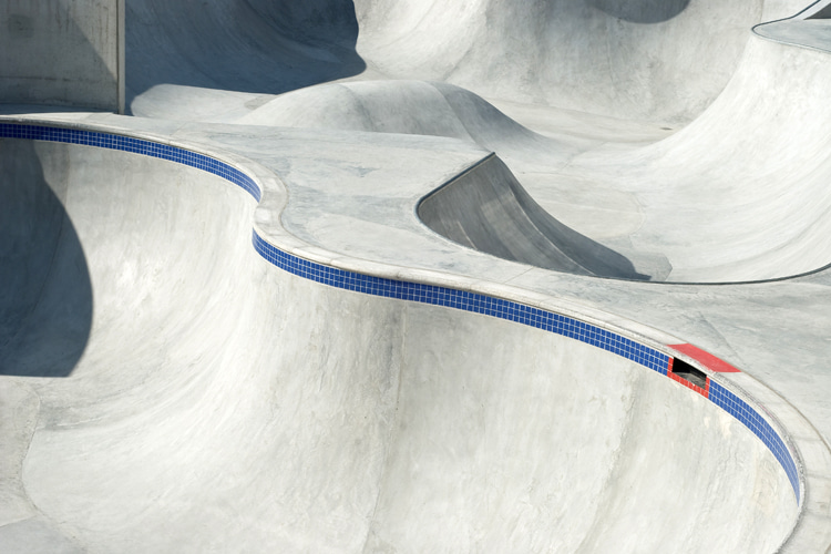 Skate bowls: a pool of cement curves and corners | Photo: Shutterstock