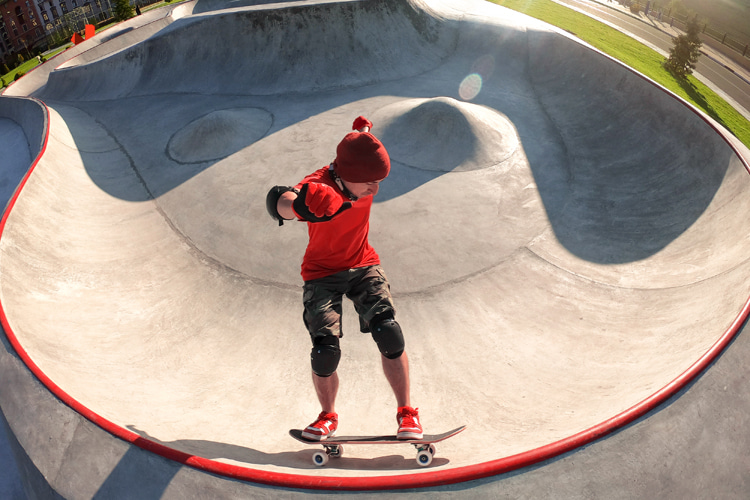 Bowl skateboarding: if you're a beginner, go down to the bottom of the ramp and start your run from down there | Photo: Shutterstock