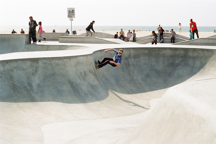 Bowl skating: plan your lines to maintain speed and improve the riding experience