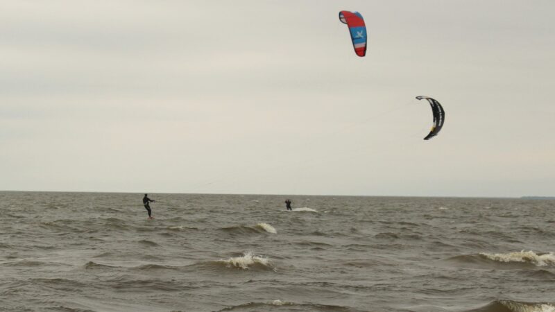 Kite boarders take last kick at the waves – Lakeshore Advance