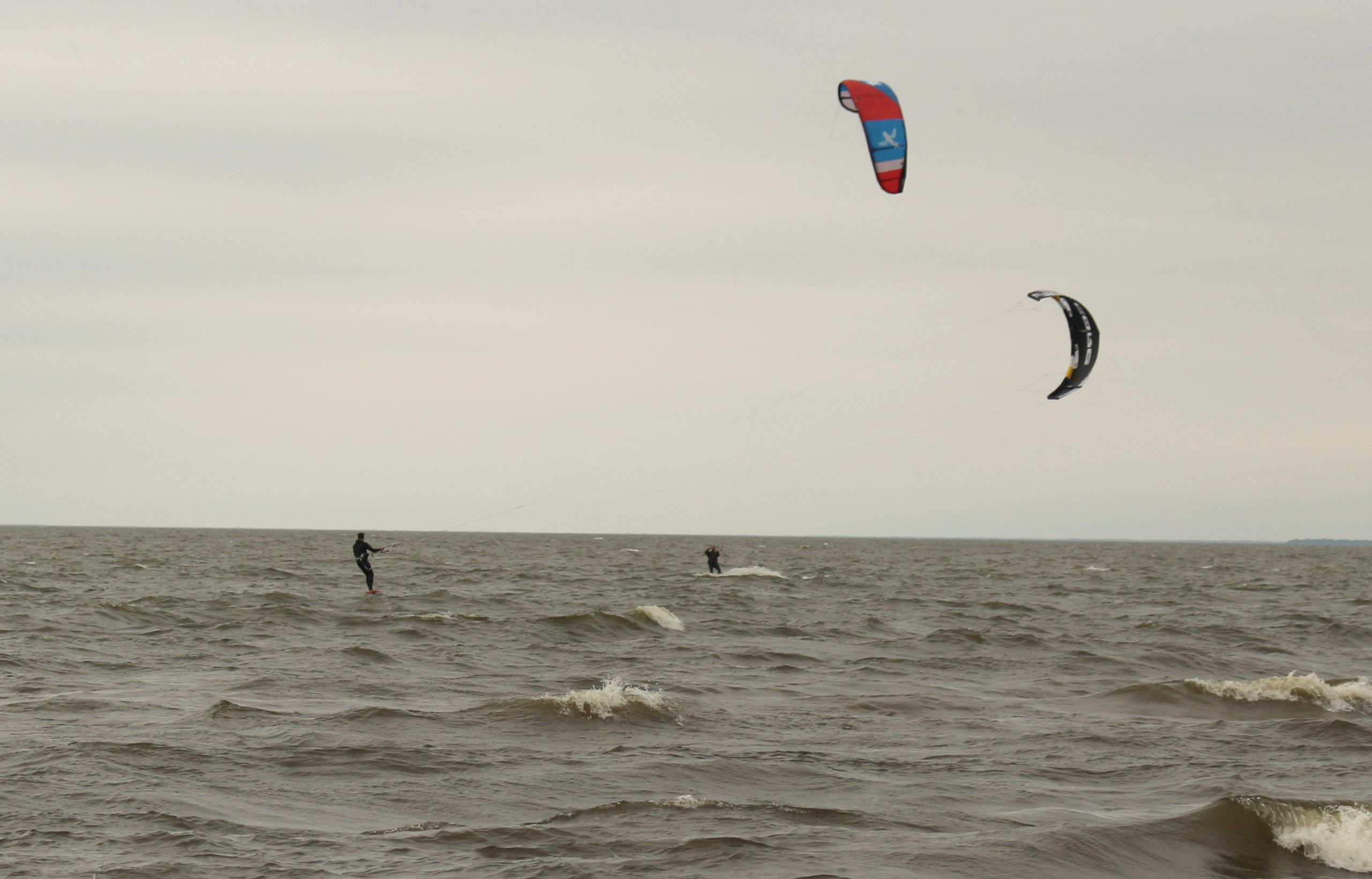 Kite boarders take last kick at the waves – Lakeshore Advance