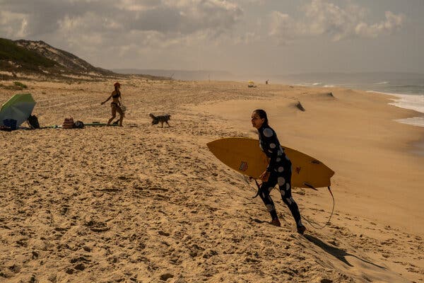 Maya Gabeira Rides the Year’s Biggest Wave, A First for Women in Surfing – The New York Times