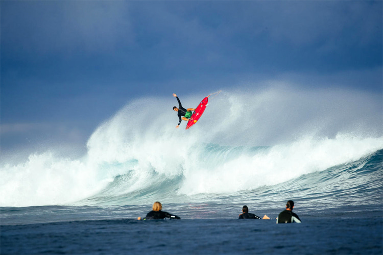 Gabriel Medina: getting airborne at Cloudbreak | Photo: Sloane/WSL