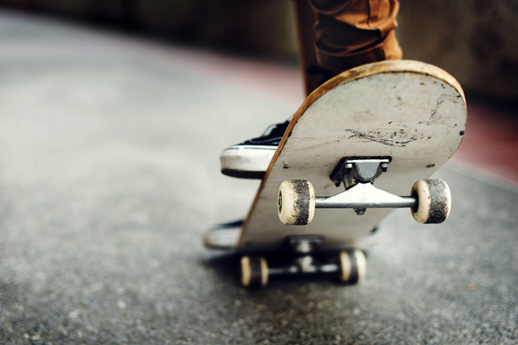Tic-tac: a fundamental skateboarding technique that will help you gain speed | Photo: Shutterstock