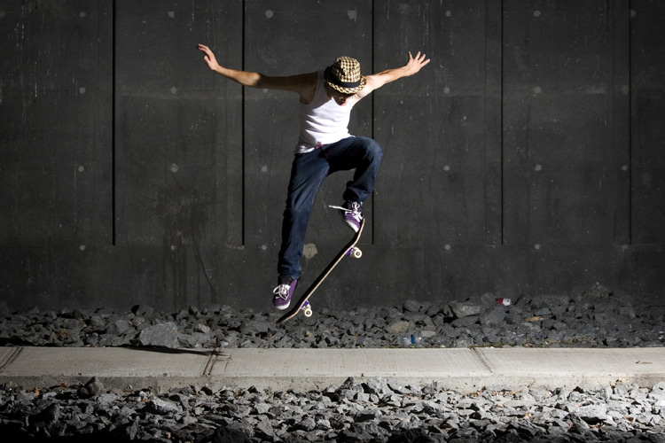 Kickflip: a skateboard trick that combines the ollie and the spinning of the board | Photo: Shutterstock