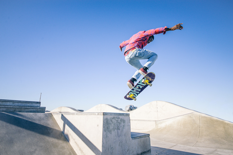 Kickflips: a skateboarding trick that can be performed on curbs and ledges | Photo: Shutterstock
