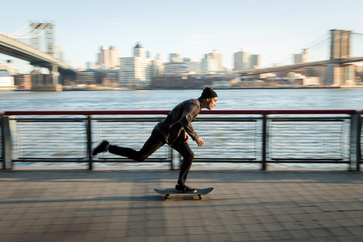 Skateboarding: the most important thing when pushing skateboard is the stance | Photo: Shutterstock