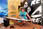 How to wax a surfboard: 4 effective tips explained – Red Bull Australia