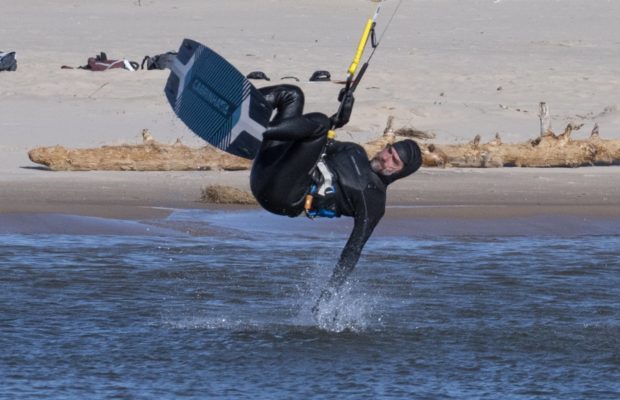 Pro kiteboarder Marc Hoeksema reflects on the comradery of kiteboarding on Lake Michigan – localsportsjournal.com